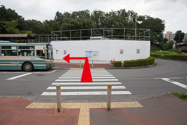 5.Turn left after crossing the crosswalk