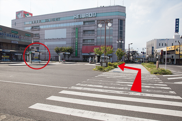 4.走上楼梯后，穿过斑马线过马路，朝2号巴士乘车处前进。(标示圆圈处)
